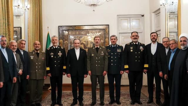 Altos Mandos del Ejército Iraní Se Reúnen con el Canciller en el Marco del Aniversario de la Revolución